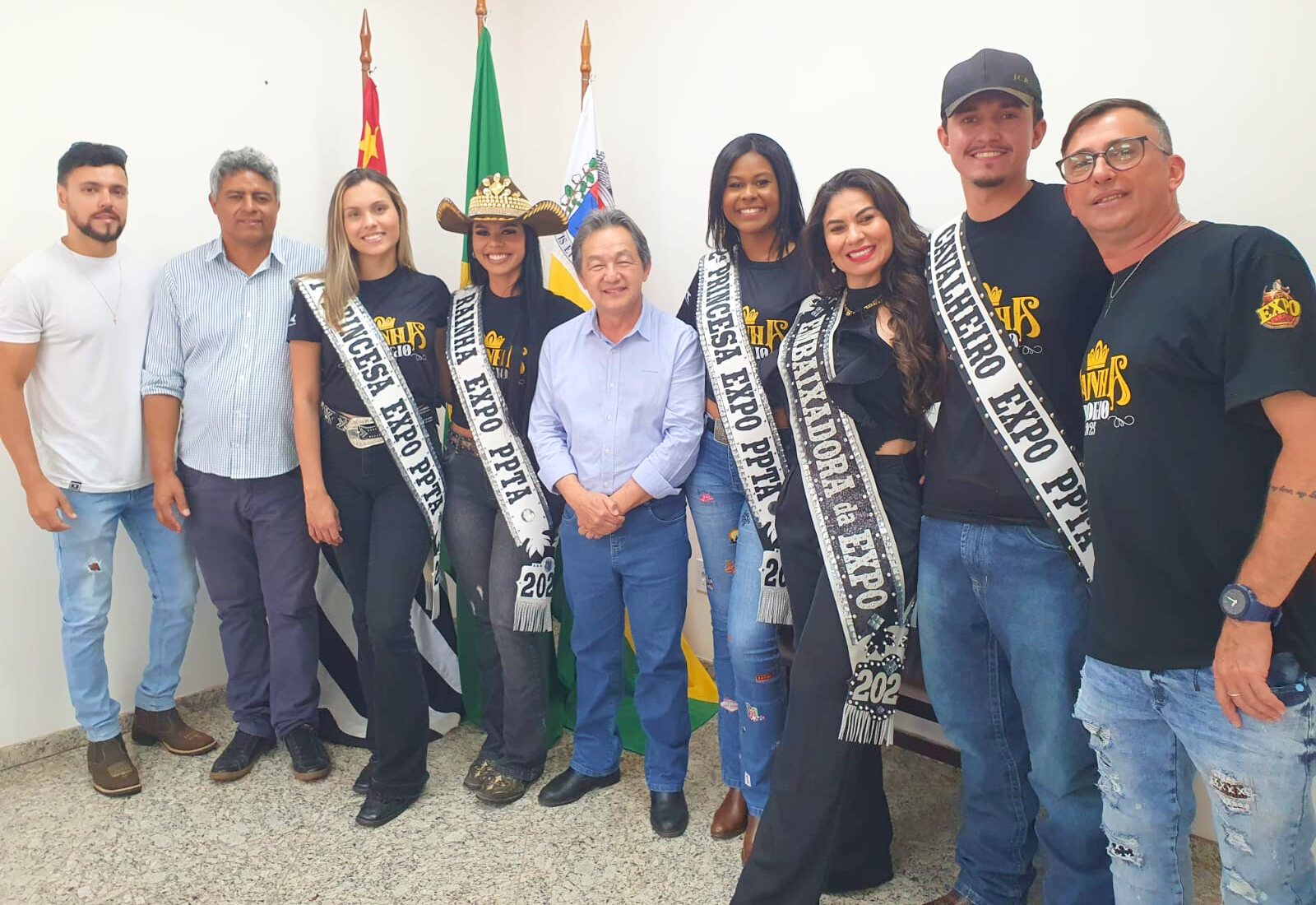 Rainha e princesas da Expo visitam o prefeito de Paraguaçu Paulista