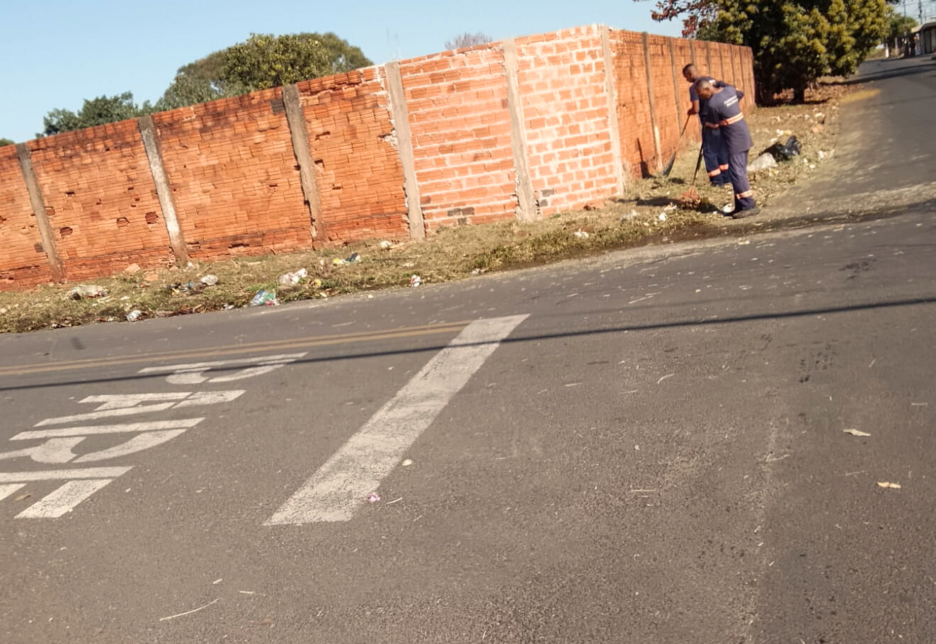 Equipe da Prefeitura revitaliza trecho da Rua Alagoas com poda e retirada de lixo irregular