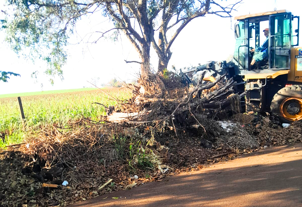 Secretaria Municipal de Obras realiza limpeza geral no distrito de Roseta
