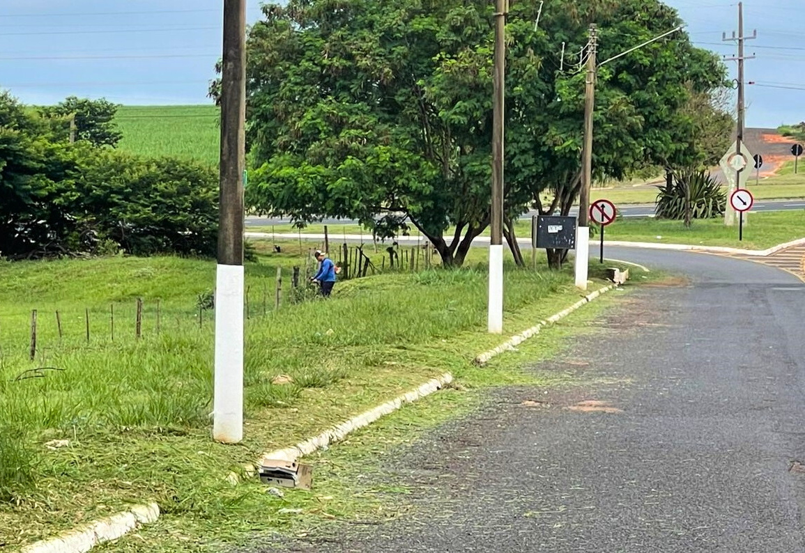 Poda e roçagem avançam para as imediações do trevo, na Av. Hissagy Marubayashi 