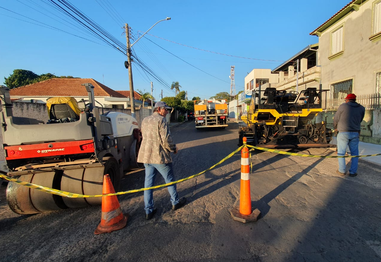 Rua Maria Paula Gambier Costa começa a receber novo asfalto em trecho estratégico