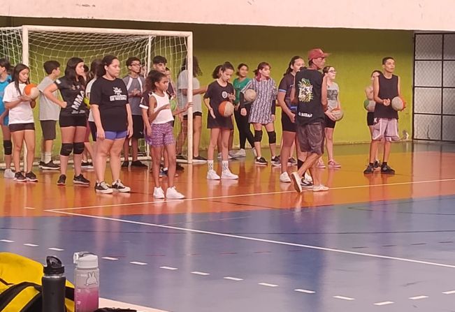 Aulas de iniciação ao voleibol são sucesso entre a garotada de Paraguaçu Paulista