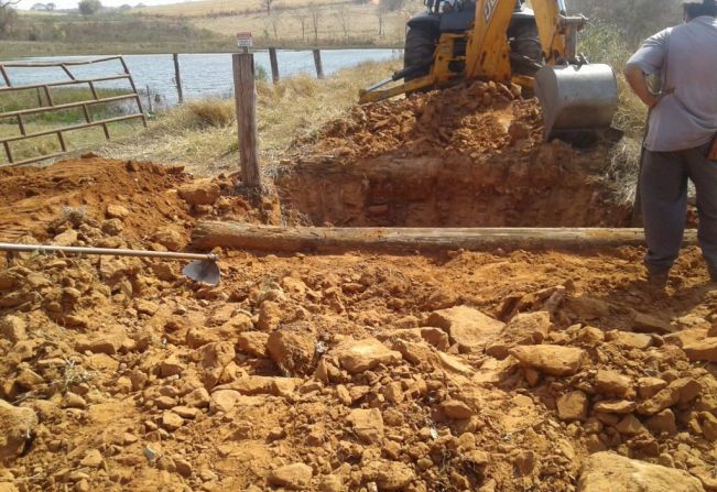 Obras realiza reforma e manutenção de mata-burros 