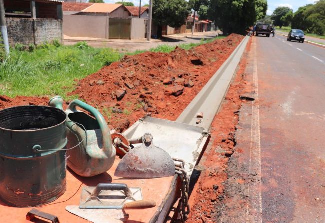Prefeitura realiza instalação de guias e sarjetas