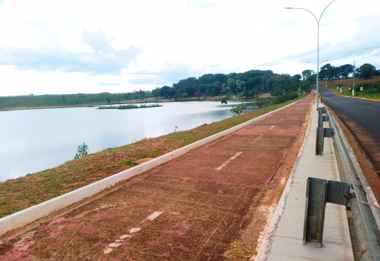 Pista de caminhada da avenida do Balneário ganha limpeza e roçagem para o maior conforto dos usuários 