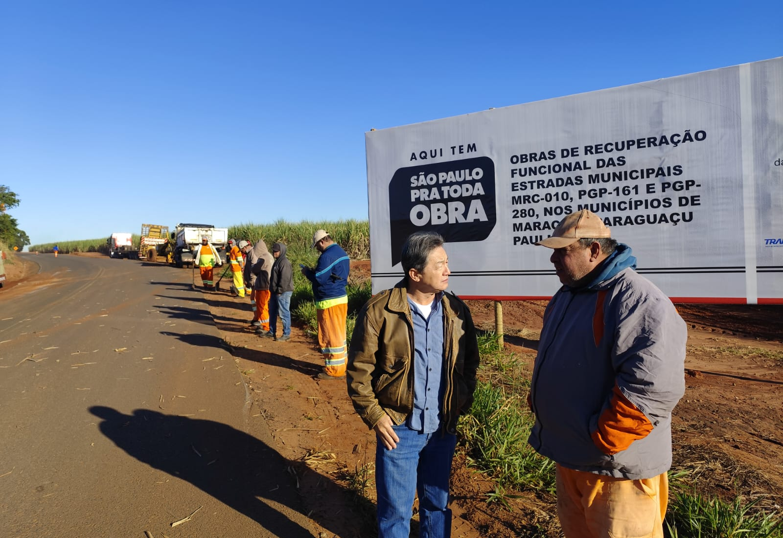 Prefeito de Paraguaçu vistoria obras de recapeamento em vicinais que ligam o município ao distrito de Roseta