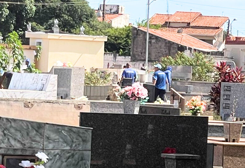 Prefeitura de Paraguaçu Paulista realiza ação de limpeza no Cemitério da Paz