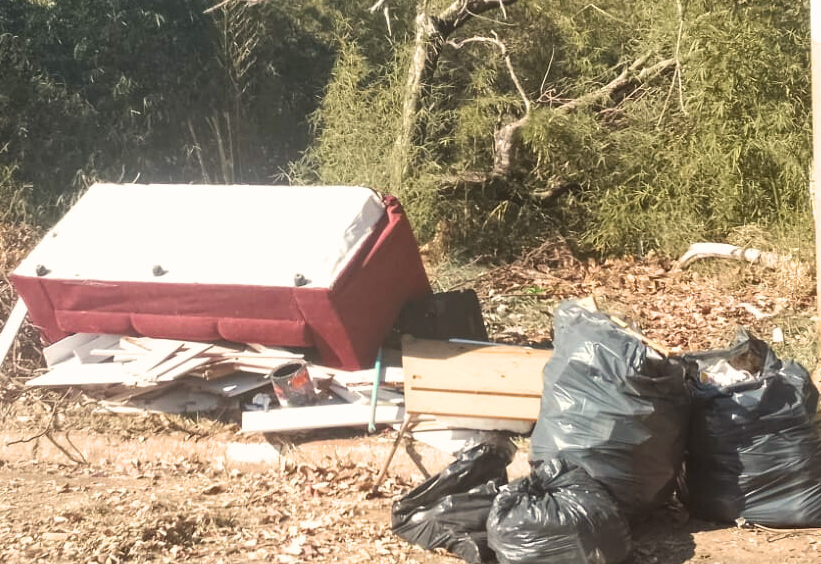 Descarte irregular de lixo e entulhos volta a atingir área verde no Jardim das Oliveiras
