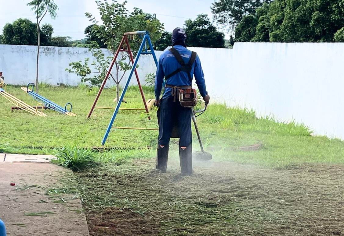 Escola infantil no Conjunto Antônio Pertinhez recebe manutenção na área externa