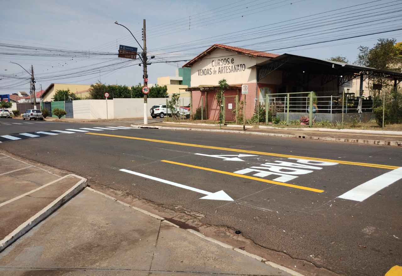 Revitalização de sinalização reforça segurança no trânsito em frente a rodoviária