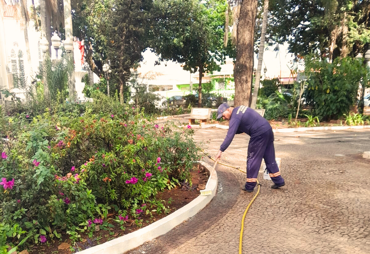 Praça da Matriz recebe manutenção e reforça título de cartão-postal de Paraguaçu Paulista