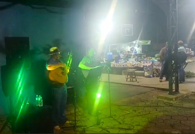 Feira da Lua movimenta Vila Gammon com música ao vivo e produtos variados