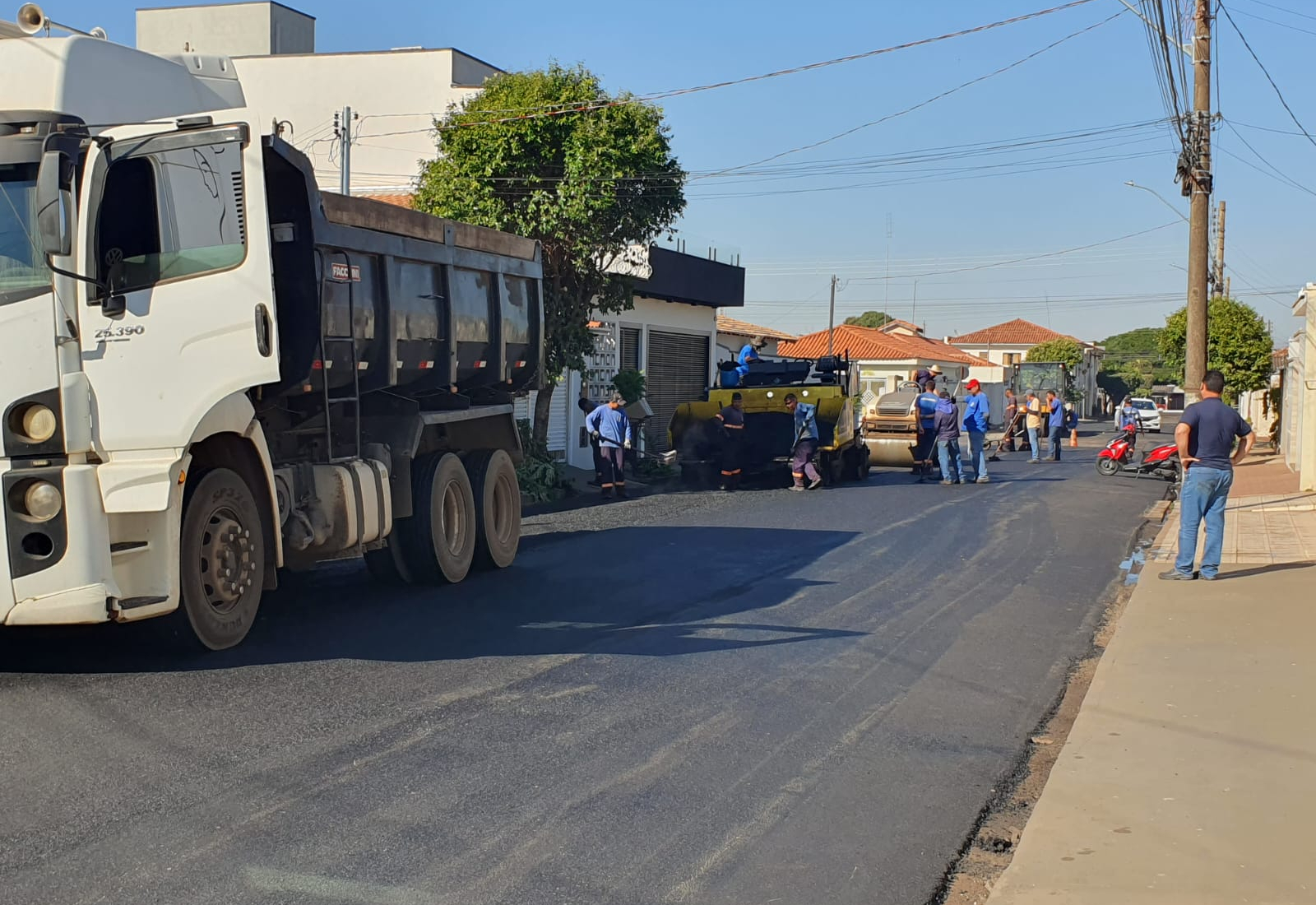 Recape asfáltico melhora tráfego e segurança na Rua Marechal Deodoro, região central