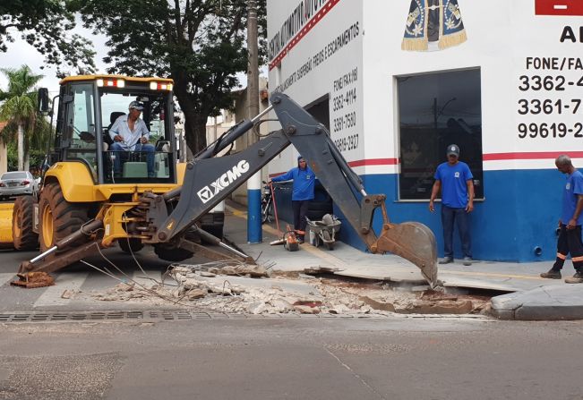 Prefeitura realiza desobstrução e reconstrução de bueiro na Av. Brasil