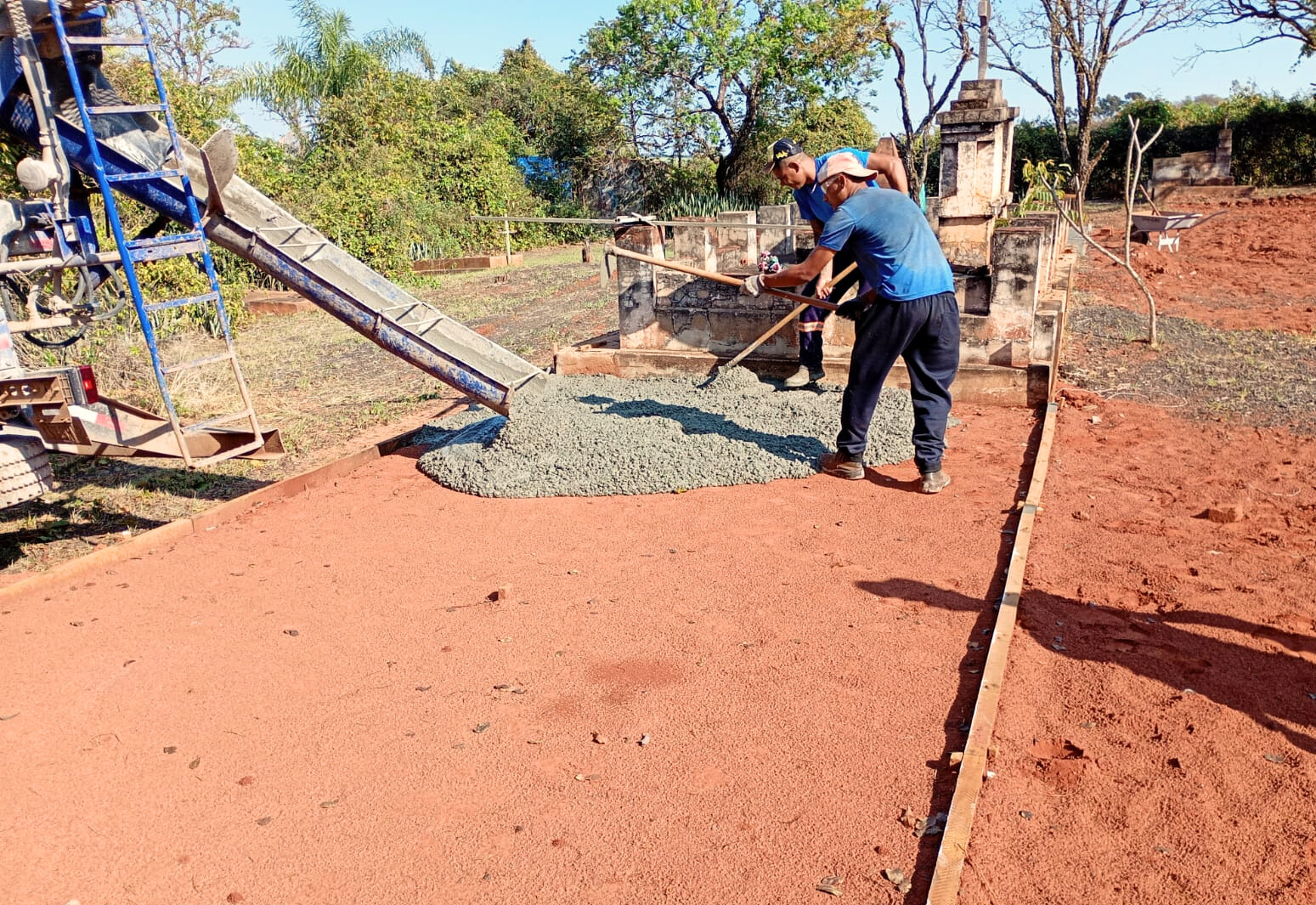 Prefeitura realiza concretagem para novos túmulos no Cemitério de Conceição de Monte Alegre