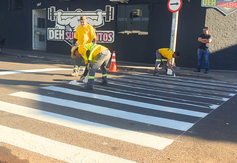 Prefeitura reforça sinalização em cruzamento movimentado para aumentar a segurança no trânsito