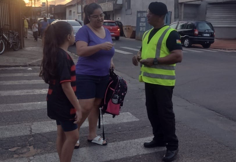 Guarda Municipal de Paraguaçu Paulista Alerta para a Segurança no Trânsito em Ação na EMEF Coronel Antonio Nogueira