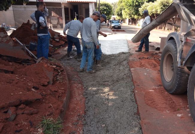 A Prefeitura realiza  por meio do Departamento de Urbanismo e Habitação realiza construção de sarjetões