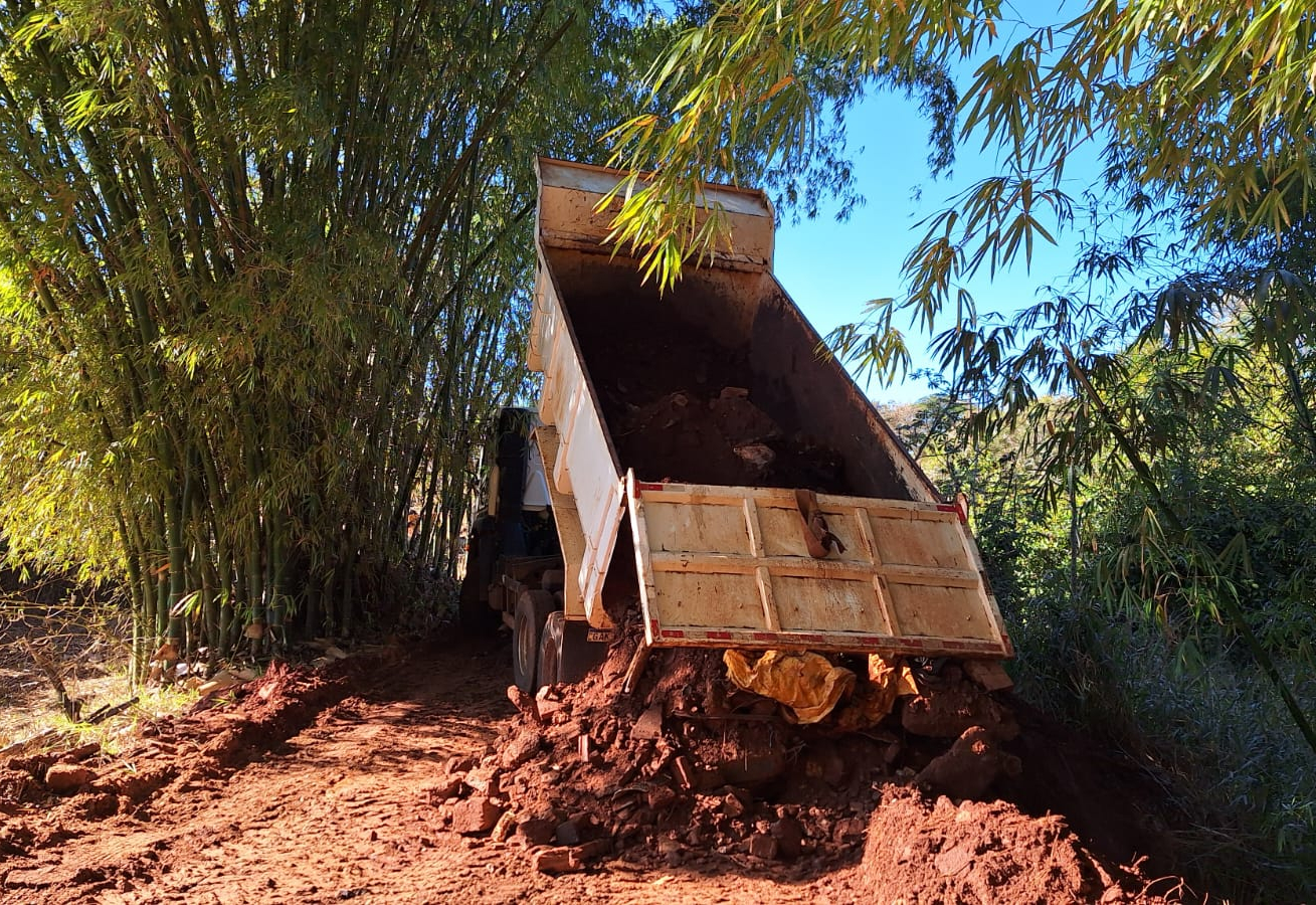Aterro reforça estrada no Campinho e garante segurança após problema em tubulação