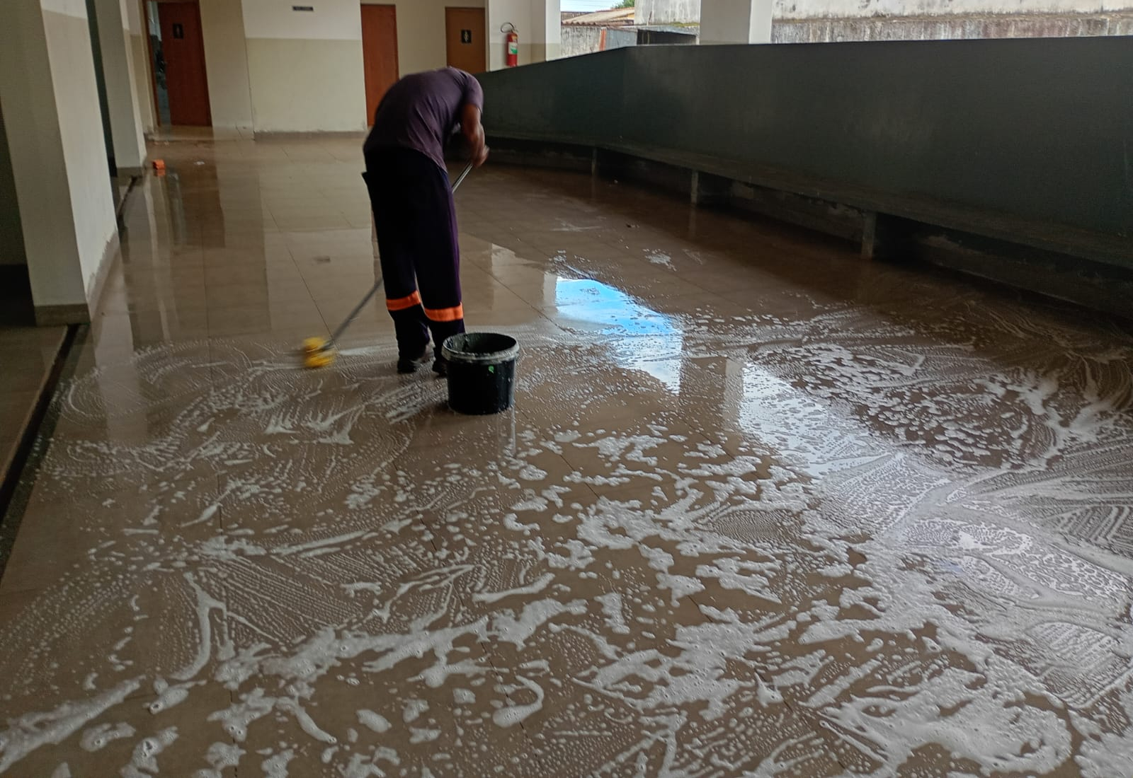 Antes da finalização da obra e da pintura, lavagem geral é feita no Velório Municipal