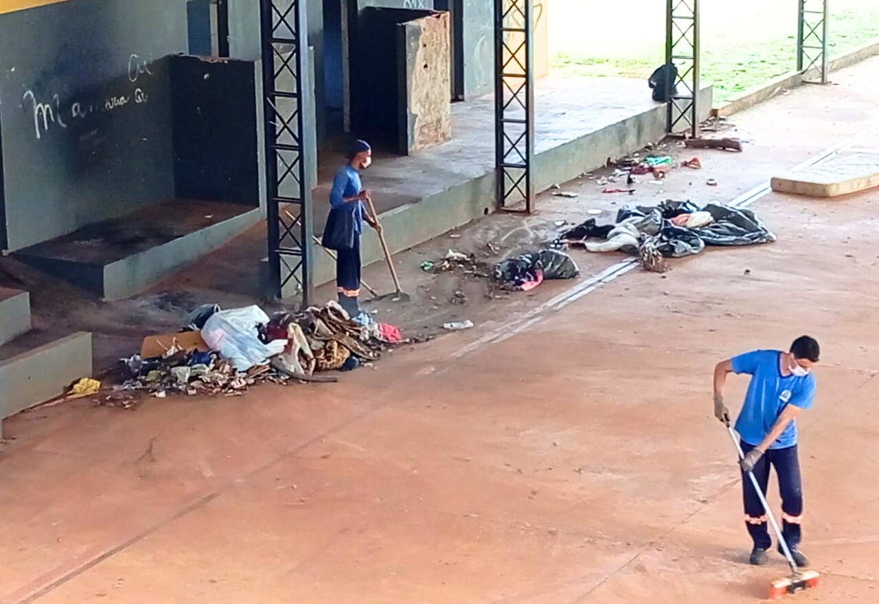 Prefeitura retira lixo e entulhos do ginásio situado dentro do 'Buracão', na Barra Funda. Denuncie!