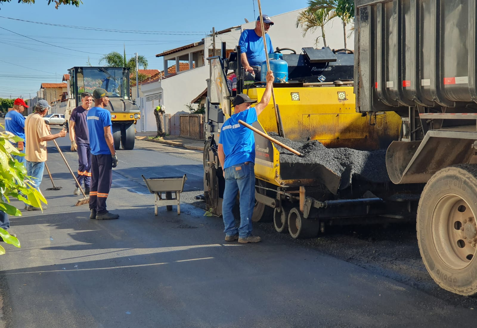 Rua Tiradentes recebe recape asfáltico visando melhorias na mobilidade urbana