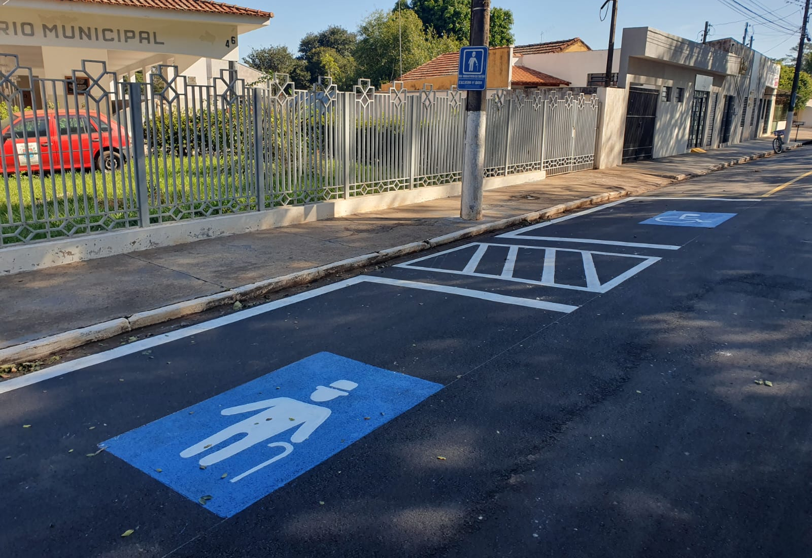 Via recapeada ganha nova sinalização em frente ao Velório Municipal de Paraguaçu Paulista