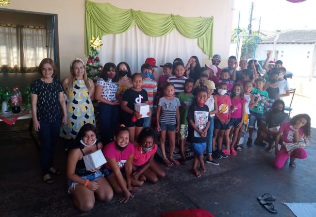 Crianças do Clube da Juventude recebem chocotones e brinquedos