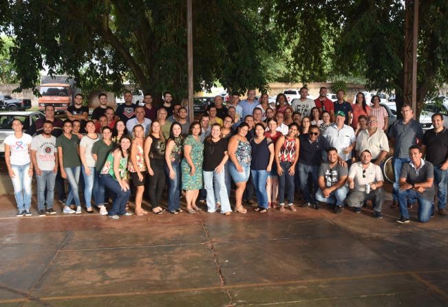 Prefeita Almira presenteia funcionários do Paço Municipal com confraternização