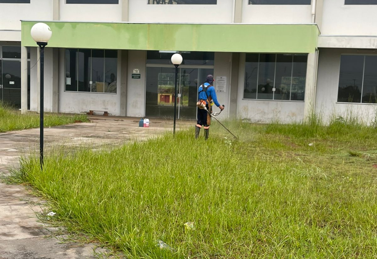 Centro de Convergência recebe manutenção com poda de grama e limpeza geral