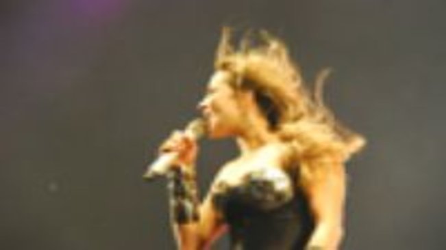 Claudia Leitte, mesmo debaixo de chuva, faz a alegria da Expo Paraguaçu