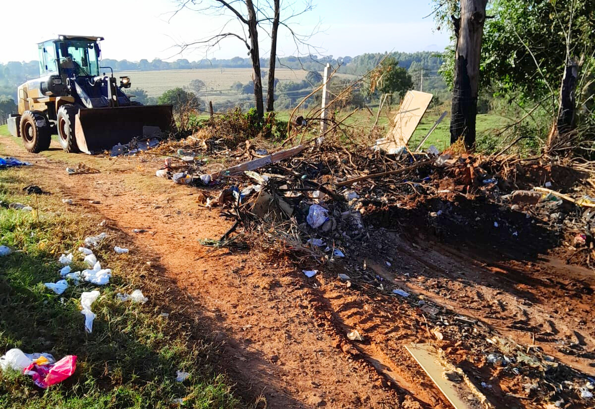 Secretaria de Obras realiza mutirão de limpeza em áreas com descarte irregular de lixo