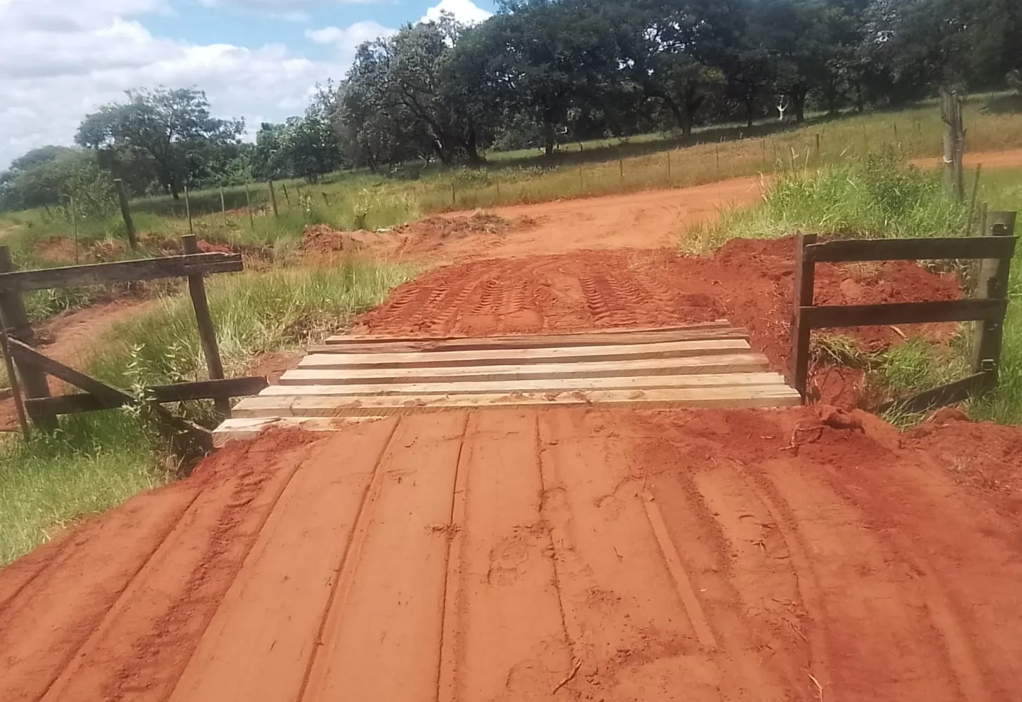 Prefeitura realiza manutenção de mata-burros na zona rural e melhora acesso ao bairro Brumado