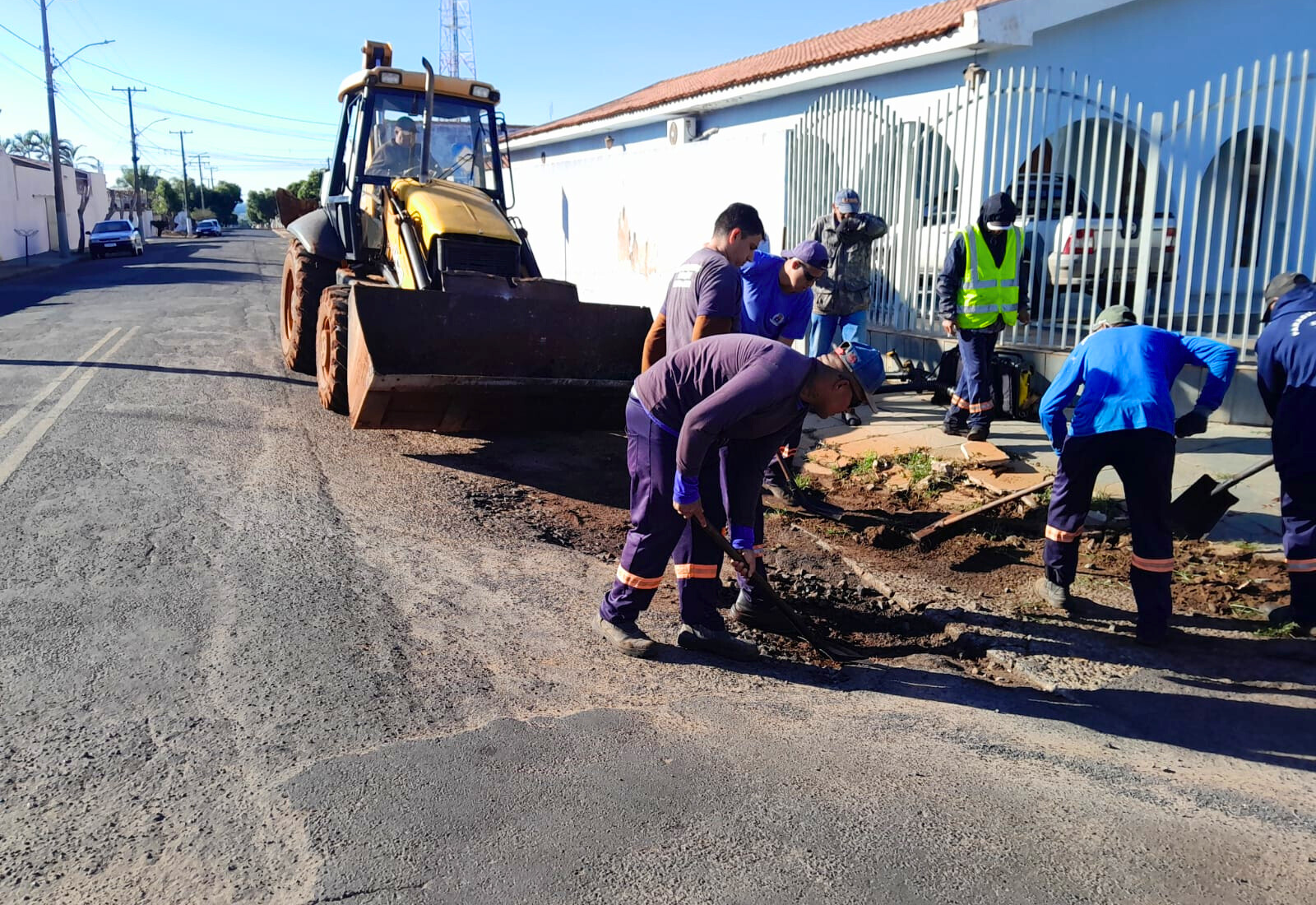 Prefeitura inicia melhorias na Rua Nilo Peçanha com recape asfáltico nos trechos mais danificados