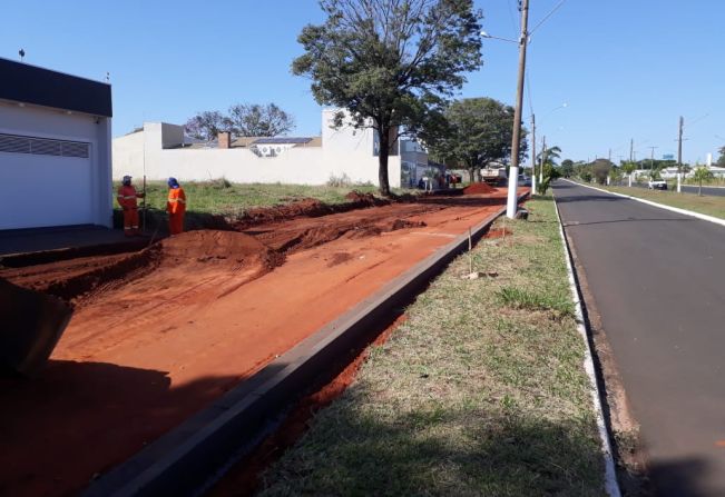 Empresa contratada inicia os trabalhos de pavimentação de trecho da Avenida Dr. Otacílio de Almeida Melo