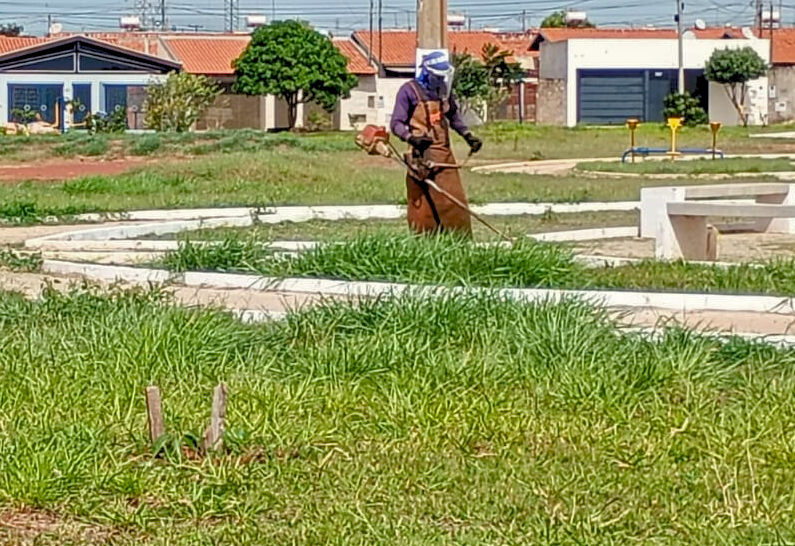Manutenção revitaliza praça do conjunto habitacional Lina Leuzzi em Paraguaçu Paulista