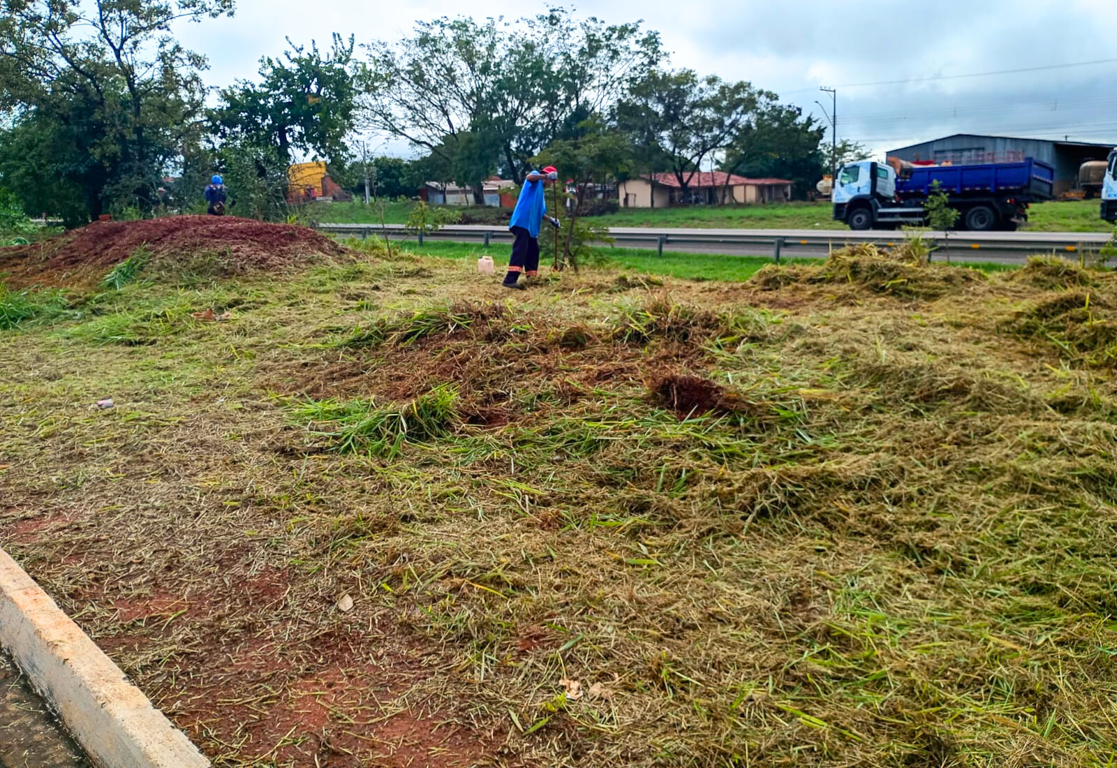 Mutirão de limpeza e capinagem avança no Conjunto Lina Leuzzi e entorno da SP-284