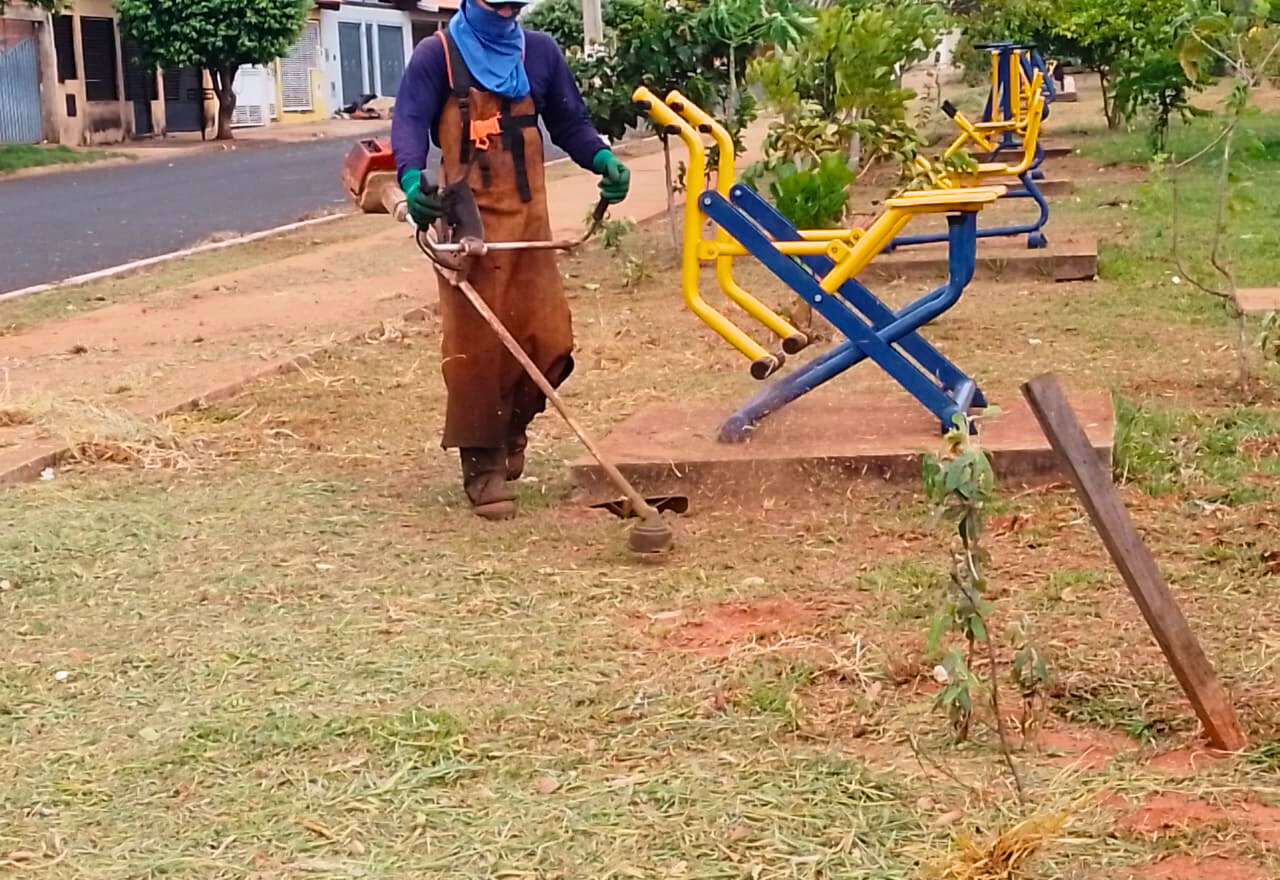 Prefeitura realiza mutirão de Limpeza na praça central do Conjunto Habitacional Lina Leuzzi