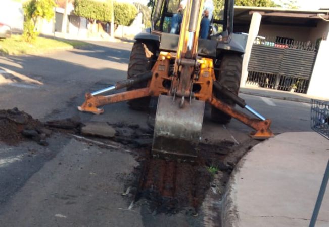 Prefeitura constrói sarjetão na rua Muhamed El Rafic X Rua Jatobá