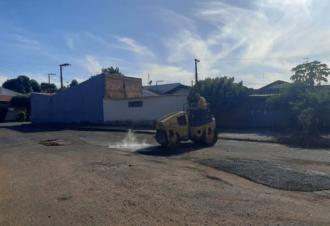 Operação tapa buracos continua por toda a cidade