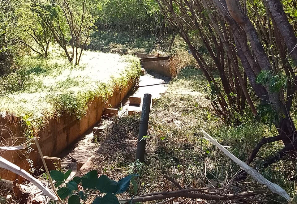 Limpeza de gabiões avança e chega ao trecho entre Apae Rural e antiga Thermas em Paraguaçu