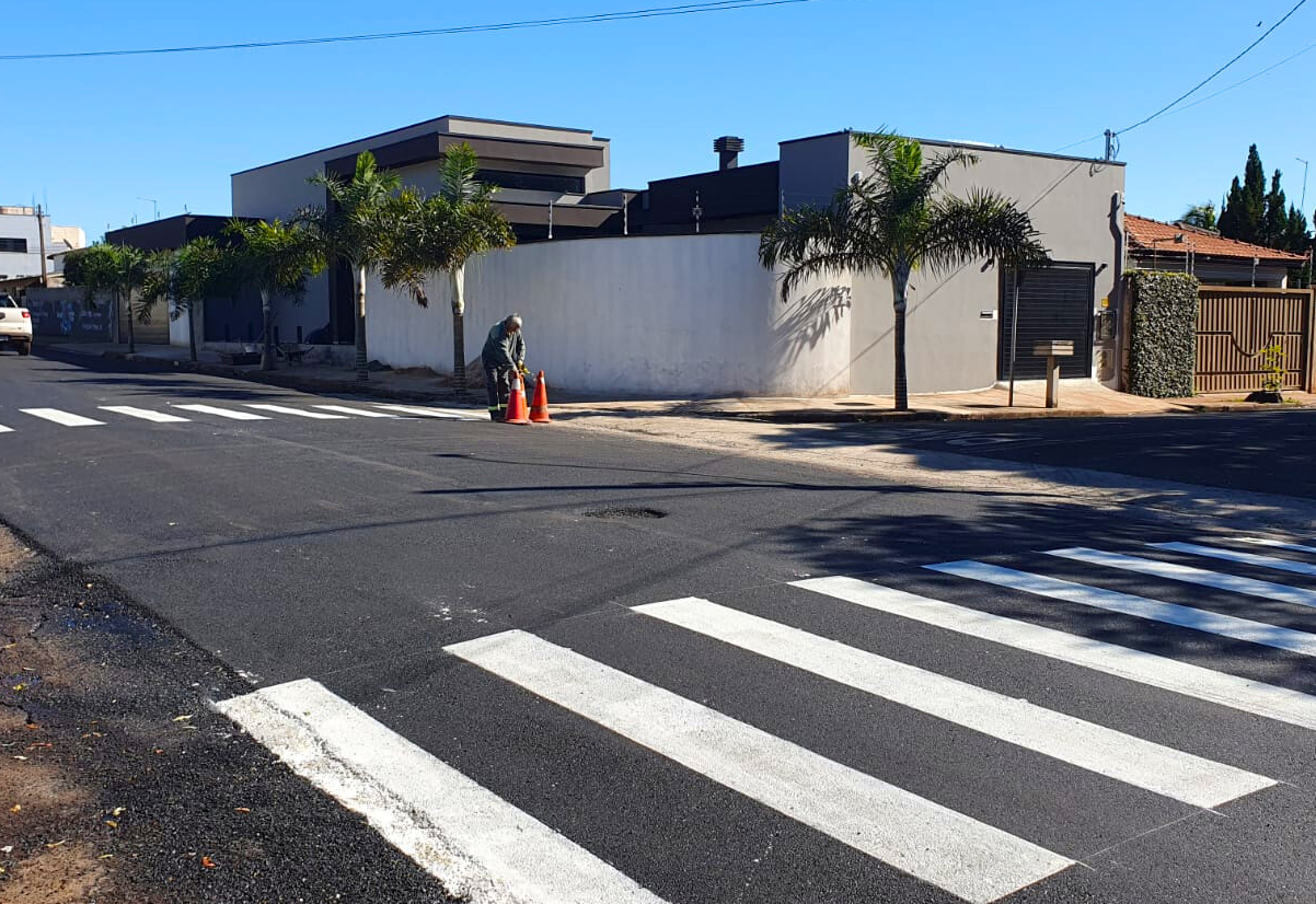 Sinalização horizontal reforça a segurança viária e complementa obras de recapeamento 