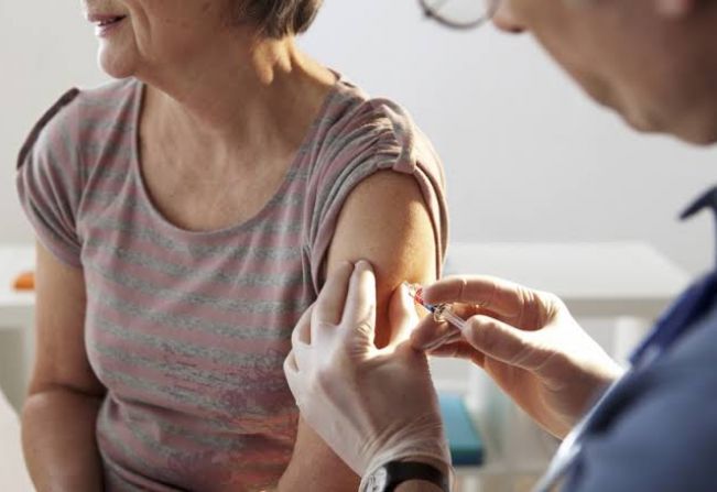 Terça-feira tem vacina para maiores de 77 nos postos de saúde 