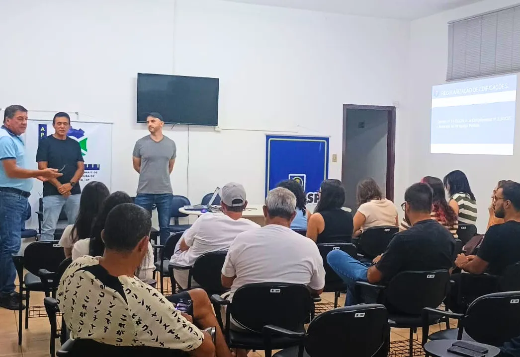 Prefeitura orienta profissionais sobre regularização de edificações em reunião técnica