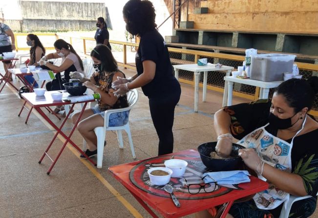 Curso possibilita que mulheres gerem renda a partir do bagaço de cana