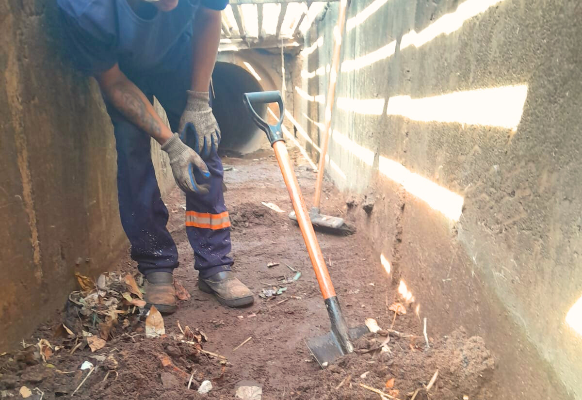Prefeitura inicia limpeza do sistema de drenagem urbana para prevenir alagamentos