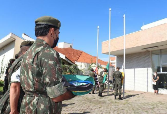 Prefeitura realiza cerimônia de troca de bandeiras