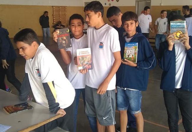 Projeto Biblioteca Itinerante ganha nome e premia alunos autores