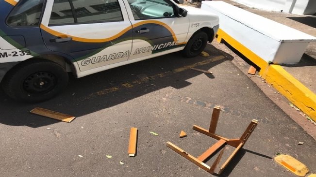 Morador de rua causa danos em viatura da Guarda Municipal