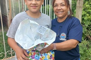 Foto - Departamento de Saúde entrega brindes a crianças que participaram da Campanha Natal Sem Dengue